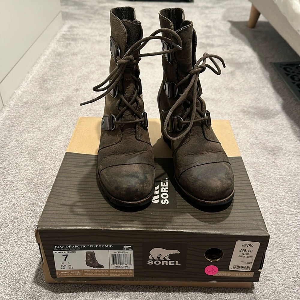 Sorel Joan of Arctic Wedge Mid in Grill, Black.